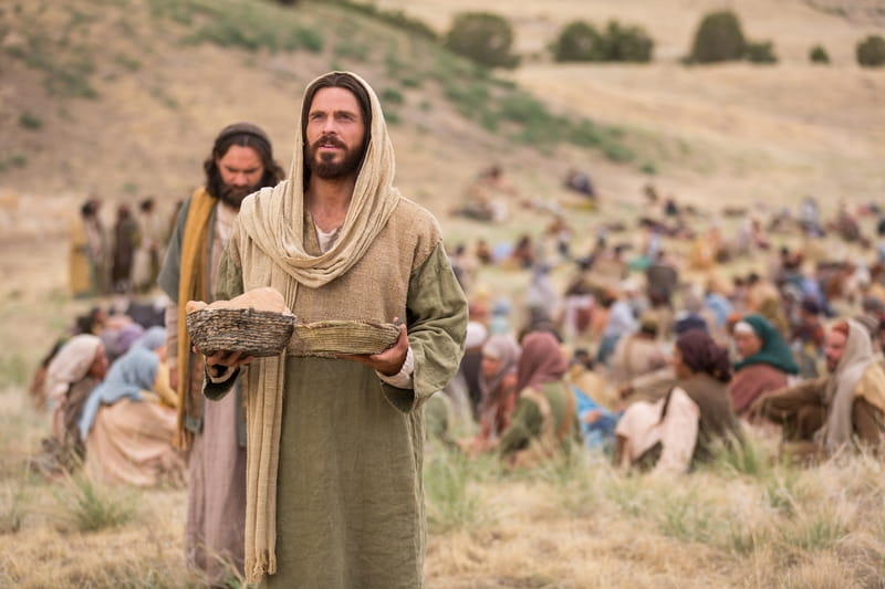 Jesús Alimenta a 5,000 Personas   - Historia de la Biblia