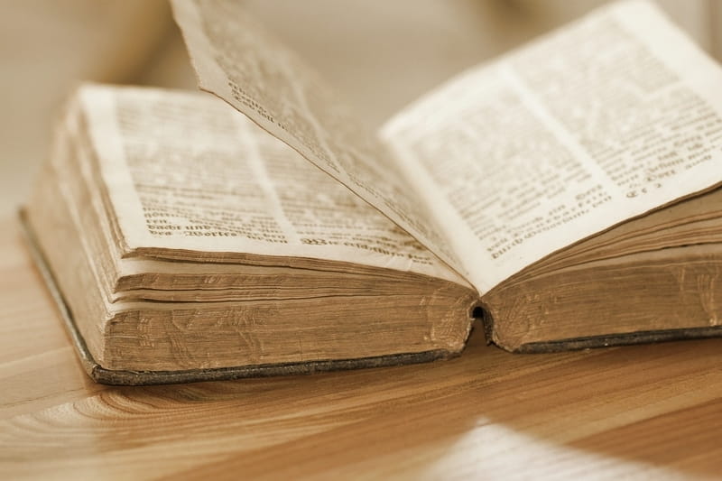 Cómo estudiar la Biblia como Billy Graham (7 hábitos poderosos que cultivar)