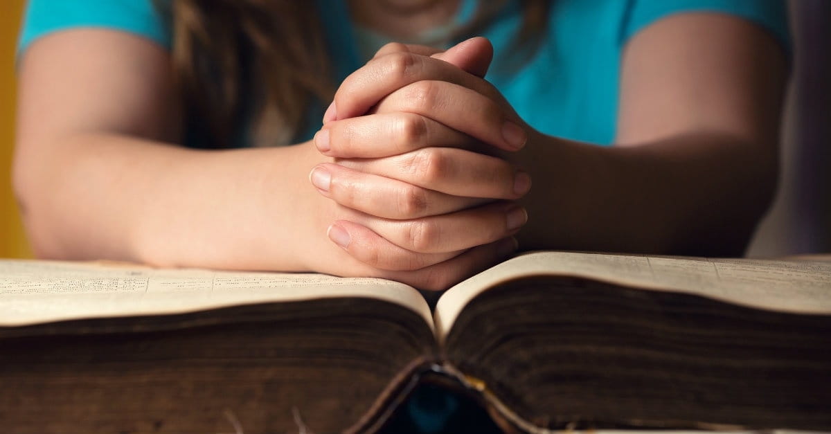 How to Pray to God - 5 Tips for Powerful Prayers + Examples