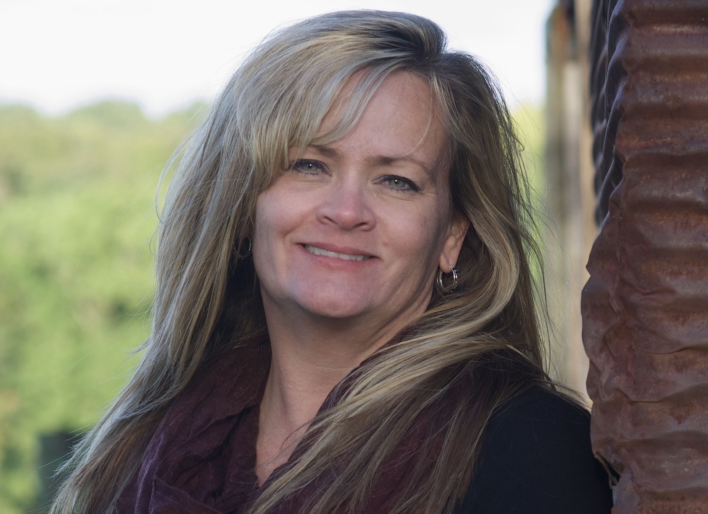 headshot of author Melinda Eye Cooper