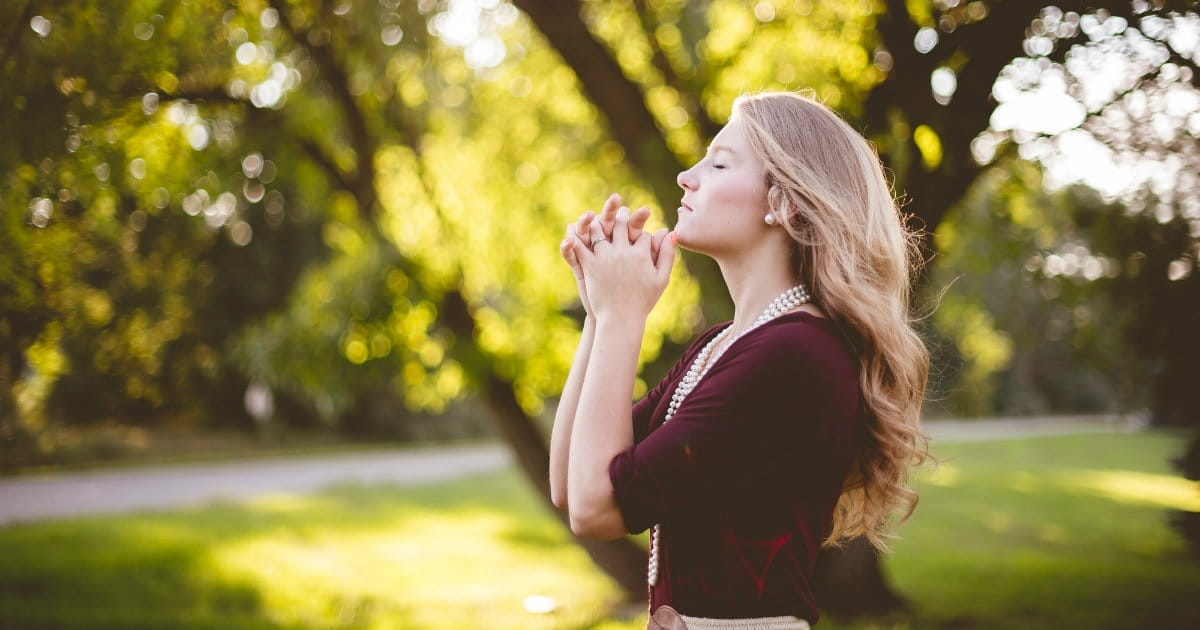 Vous arrive-t-il de penser que Dieu semble sourd à vos prières ? 45214-woman-praying-outside-1200.1200w.tn