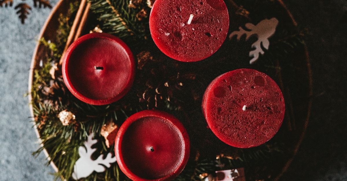 advent christmas candles on wreath