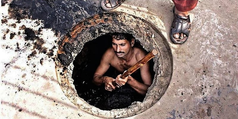 Pakistani Sewage Worker Dies after 3 Doctors on Ramadan Fast Refuse to Touch Him