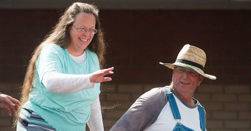 Kentucky Country Clerk Who Refused to Sign Marriage Licenses for Same-Sex Couples, Loses Clerkship