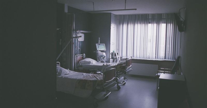 Man in Vegetative State Dies after Doctors Pull Care despite Parents' Pleas to Keep Him Alive