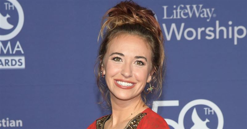 Lauren Daigle Wins Artist of the Year at 2019 Dove Awards