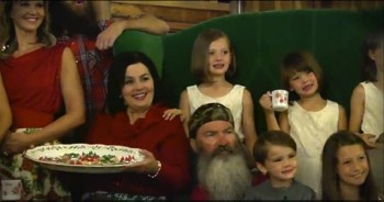 Get a sneak peek as you go behind the scenes with the Robertson family as they sing Christmas carols for their new album.  Get an exclusive album package over at: https://smarturl.it/nh8xsm