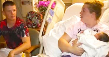 She was bringing her baby into the world solo when the most heartwarming thing happened. What a beautiful surprise. 