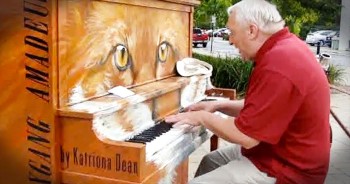 While in Ontario, this gentleman spotted an open piano. And what he did next left the whole crowd speechless!