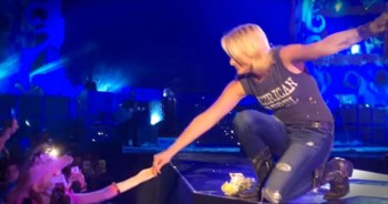 Miranda Lambert is normally 1 tough chick, but when she spotted little Brooke in the crowd, there was no stopping the tears. Brooke is battling stage 4 cancer and her special moment with Miranda is touching an entire nation. 