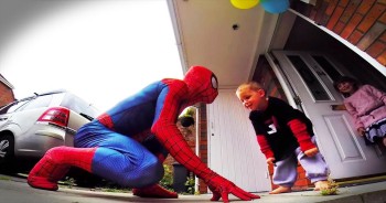 Jaden is turning 5 and this little guy is bravely fighting cancer. Jaden's dad wanted to give him a very special gift, so he dressed up like Spiderman. And you can't miss Jaden's reaction! What an amazing dad!