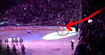 American hockey players were in Canada for a game. When the mic died during the singing of the National Anthem, the Canadian fans did something truly chill-inducing. What a beautiful way to say ‘Welcome’! 
