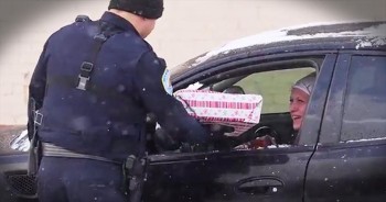 Police officers can find out a lot about a person during a routine traffic stop. So one community decided to use this time to spread some Christmas cheer. Some people just AMAZE me!