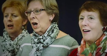 When their mom was diagnosed with an aggressive and rare form of cancer, daughters Hannah and Terri wished for more time. Soon after, they launched ‘Mend Our Mum,’ a campaign to raise money for her treatment. And 1 village in South Cheshire is helping out in the most AMAZING way. 