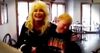 Dolly Parton just helped a young boy’s dream come true when she sang with him at her amusement park, Dollywood. Gage Blackwell was so excited to meet Dolly and singing with her made his entire day. What a true act of kindness!