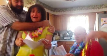This couple thought that their dream of a Hawaiian vacation would never become reality. And when their 50th wedding anniversary approached, this loving son knew the perfect gift. What an amazing way to say thank you!