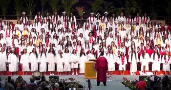 The graduating class of Kahuku High School located in Hawaii surprised everyone with this incredible performance. In only 2 days, they learned this talented routine that included their very own school "Haka" or "war dance.” What a moment to remember!