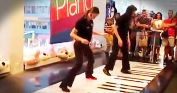 These 2 girls just gave this crowd a show. Their epic piano performance left everyone cheering. This talented routine took a lot of planning and practice but I think the crowd’s reaction says it all. WOW!