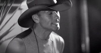 Country superstar Tim McGraw just dropped his daughter, Gracie, off at college. And now he’s sending her a special musical message. This acoustic version of ‘My Little Girl’ tugged at so many heartstrings. I definitely need the tissues!