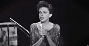Shortly after the assassination of President John F. Kennedy, Judy Garland decided to pay tribute to his memory. Standing alone on stage, she sang an emotional rendition of ‘Battle Hymn Of The Republic.’ And when you start listening…WOW!