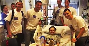 12-year-old Lexi Brown is sarcoma at The Mattel Children’s Hospital UCLA in California. One day, she decided to write a note on her window as for pizza. The brothers of the Sigma Alpha Epsilon fraternity across the street noticed the sign and went above and beyond Lexi's request. Their hospital serenade sparked a friendship that will melt your whole heart. 