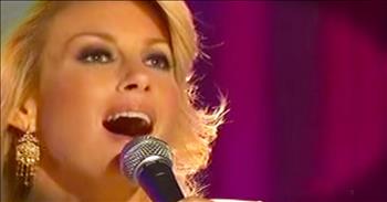 ‘O Come All Ye Faithful’ – Beautiful Performance From Faith Hill
