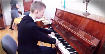 Aleksey Romanov was born without fingers, but that didn't stop him from following his dream and playing the piano. And seeing him play Yiruma's 'River Flows In You' will truly touch your soul. What a beautiful talent! 