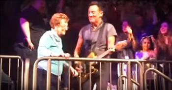 When Bruce Springsteen stepped on stage in New York, he wanted to give the crowd a show they'd never forget. So when he brought his 90-year-old mother, the audience went crazy. This is so sweet to see this proud mom next to her talented son!