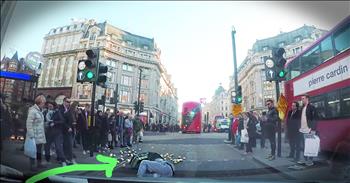 This chef was just trying to cross the street in busy London when he accidentally tripped and his potatoes went flying. Thankfully, these strangers jumped in to help the fallen man and collect his dropped possessions. Seeing these good Samaritans rush to the rescue of a total stranger is a moment of kindness I'm so glad was caught on someone's dash camera. God bless these kind people!