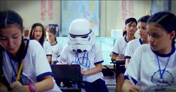 Alex never took off her storm trooper helmet at school. At first, her classmates and teachers seemed confused but thankfully her big brother provided comfort. All of those strange looks took an incredible turn one day when Alex walked into school to find her entire class wearing storm trooper masks like hers. It was then that she removed hers and you saw why she had been hiding the whole time.This brave fighter was brought to tears by this incredible gesture from her friends.