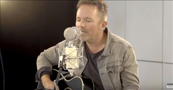 Worship With Chris Tomlin And Friends With Acoustic 'He Lives'