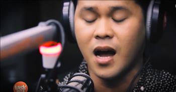 Marcelito Pomoy is about to blow you away singing a duet of 'The Prayer'...with himself. That's right Marcelito can sing both the female and male parts of the classic song. And when you see him do it you'll be stunned. Wow what an incredible talent!