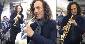 Musician Kenny G is known worldwide for his incredible talent. So imagine the faces on these airplane passengers when he boarded their flight and started to play. I wish I could've seen this awesome performance in person.