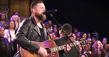 Zach Williams Performs 'Chainbreaker' With Gospel Choir