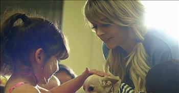 Violinist Lindsey Stirling is known all around the world for her amazing musical talent. The incredible way she incorporates dance with her violin in performances had caught the attention of everyone. 

This talented lady doesn't just stand there and play the violin, but she uses her entire body to communicate the rhythm and feeling of the music. Behind her music, Lindsey is also a kind and giving soul. After seeing the devastation for the recent hurricanes, she knew she wanted to help give back in some way. Set to her beautiful performance of 'Angels We Have Heard On High,' this video features images and stories from those that responded to the call for help. In fact, this entire video is dedicated to first responders and all of those who helped to save and rebuild lives after the hurricanes. 

There are so many special stories of kindness and love. I'm so glad that Lindsey helped to highlight all of the humanity during this difficult time. As these areas continue to heal, let's remember to keep them in our prayers and help however we are able.