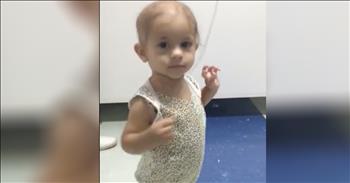 Dr. Paulo Martins is a doctor at the Hospital das Clínicas of Ribeirao Preto in Brazil. This special doctor is known for going above and beyond to make sure that his patients can find a reason to smile. 

Little Sophia is a patient in the pediatric oncology ward. She has a rare disease called Langerhans Cell Histiocytosis. One day, Dr. Martins decided to bring in his ukulele to play for the older patients. But once Sophia heard the music playing through the halls, she had to find out where the sound was coming from. 

That's when Dr. Martins played a special song just for this sweet little girl and I think it totally made her day. It's not easy to go through cancer treatment but little moments like this can really help turn a patient's attitude around. 

A little bit of positivity can truly go a long way. What a blessing to see caretakers like Dr. Martins going the extra mile for patients. 