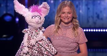 Our favorite teen ventriloquist, Darci Lynne Farmer, returns to the America’s Got Talent stage for a talented live performance. 

This teen quickly shot to fame after winning the twelfth season of America’s Got Talent in 2017. Darci’s first audition earned the coveted golden buzzer and became a viral hit. 

Darci Lynne easily won over the hearts of America with hilarious routines combined with a talented singing voice. She introduced us to characters such as Petunia, Oscar and Edna. 

Week after week, she blew everyone away with her ability to sing difficult songs while simultaneously operating the puppets. Since her big win, Darci Lynne has been touring all over the country. 

She’s also headlined television specials and appeared on numerous talk shows. As the latest season of America’s Got Talent comes to a close, Darci Lynne is returning to the stage that started it all. 

Ahead of the semi-final results, the teen ventriloquist is treating the audience to a hilarious new routine. This time, Darci is joined by Petunia and they’re performing a stunning rendition of ‘It’s A Man’s Man’s Man’s World’ from James Brown. 

On her own, Darci’s voice is already one that leaves you in awe. But when you factor in that she is a singing ventriloquist, you’ll realize just the insane amount of talent that comes from this teen. 

As she belts out these iconic lyrics, we’re reminded why Darci Lynne won America’s Got Talent in the first place. Who else always looks forward to seeing this rising star?