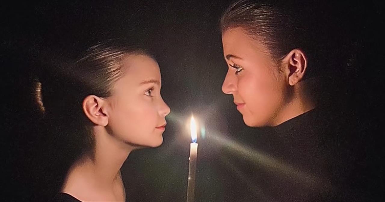 2 Sisters Sing Chilling Easter 'Hallelujah' Duet