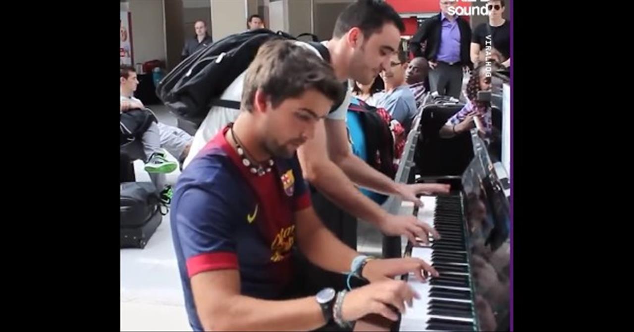 Mancha Encantador radiador Complete Strangers Perform Impromptu Piano Duet At Train Station -  Inspirational Videos