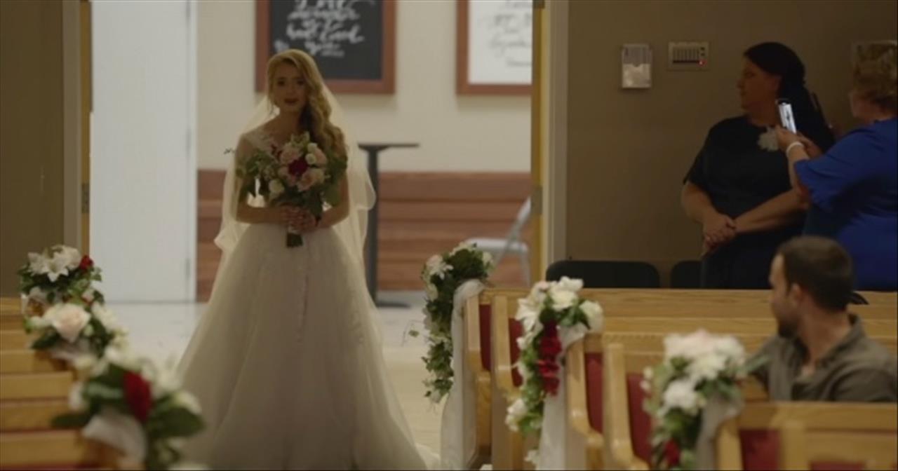 Bride Surprises Everyone And Sings 'I Choose You' Walking Down The Aisle