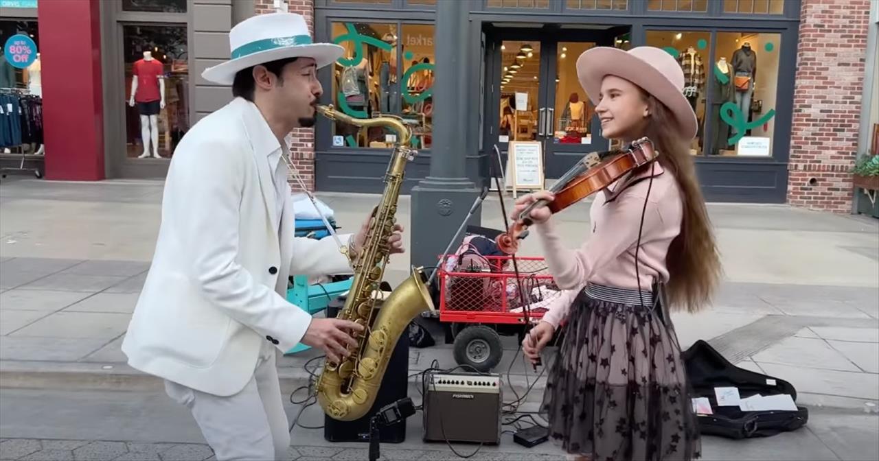 2 Street Musicians Perform Chilling Rendition Of 'Hallelujah'