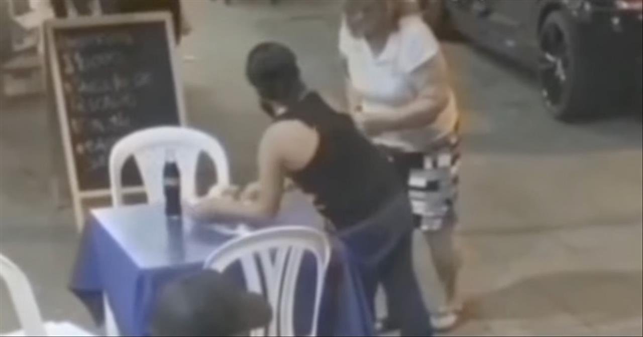 Heartwarming Moment Young Girl Gives Meal To Woman In Need