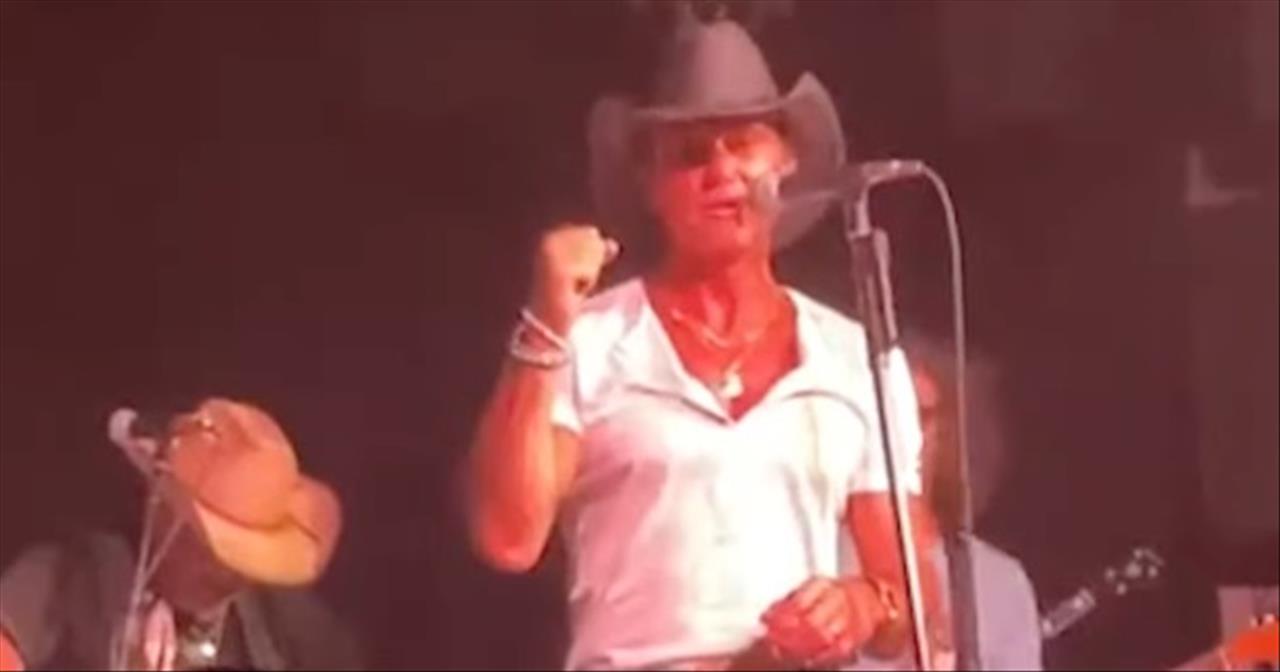 Child Hands Bracelet To Country Singer Tim McGraw And He Has The Best Response