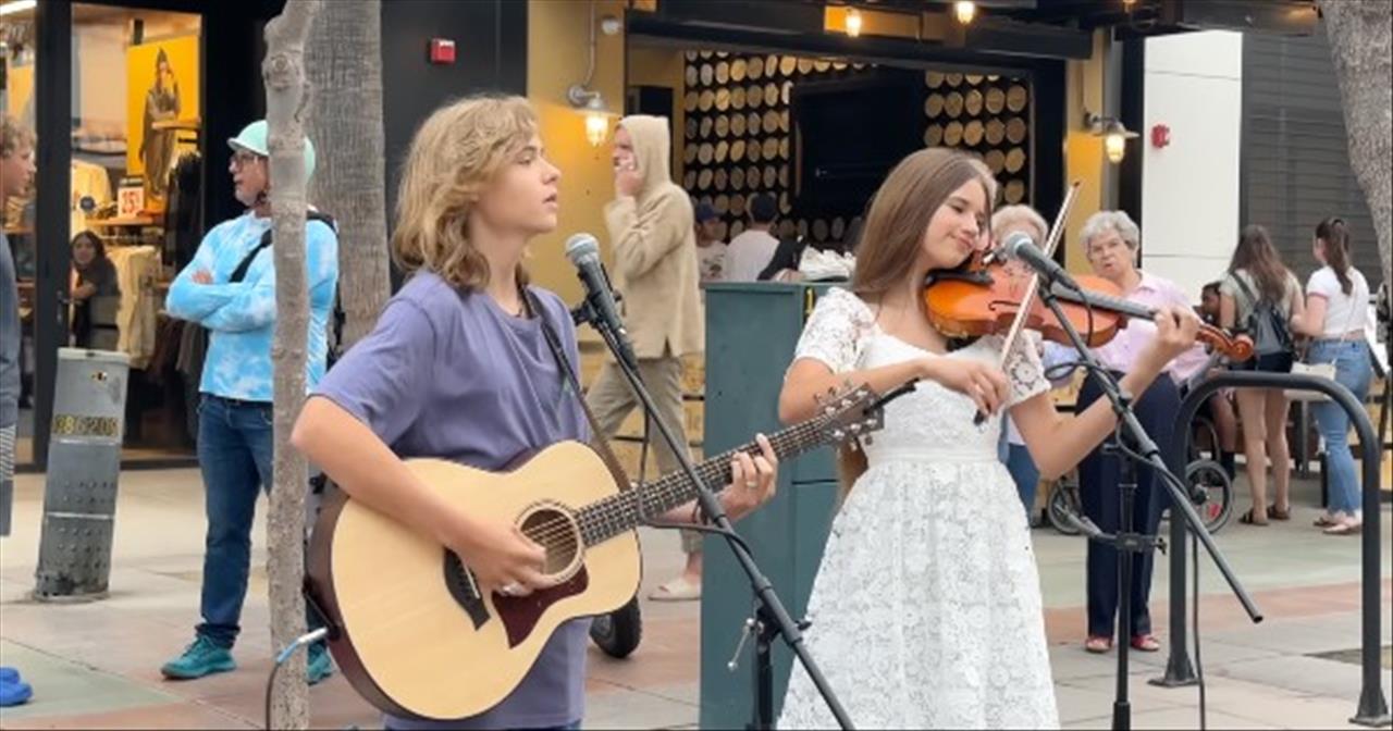 2 Teens On The Street Perform Amazing 'Stand By Me' Duet