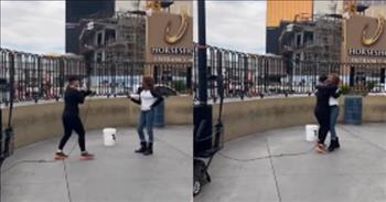 Kelly Clarkson Duets With Unsuspecting Street Busker Before Concert