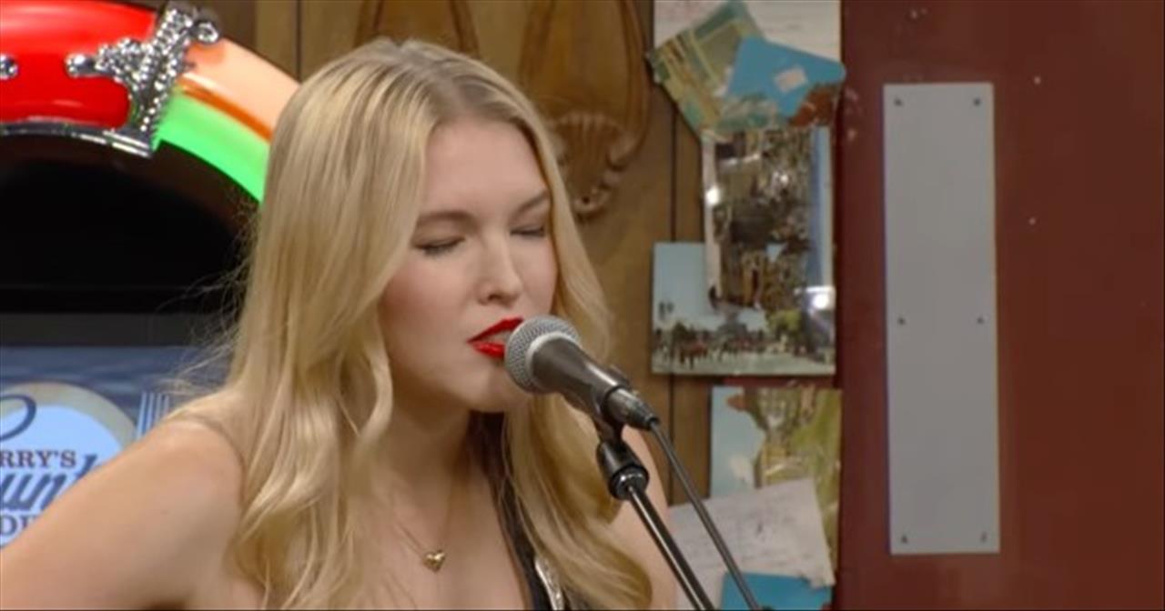 Ashley Campbell Sings ‘remembering For Late Dad Glen Campbell