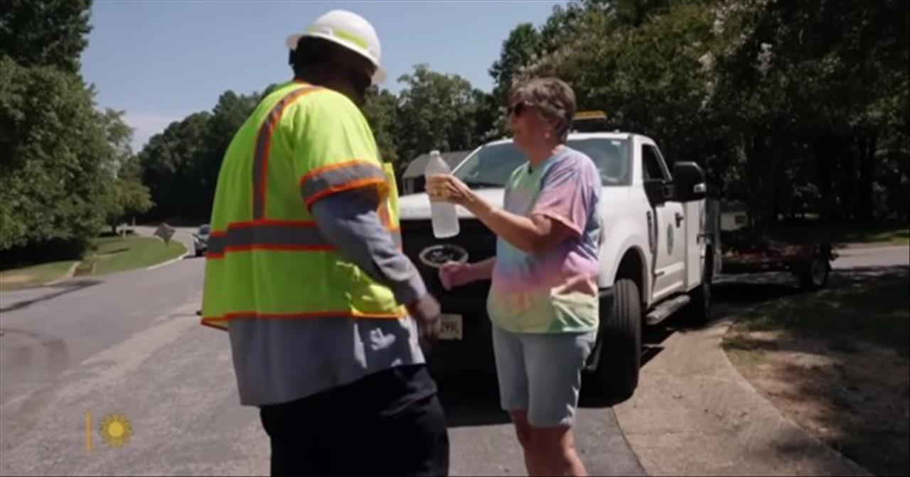 Utility Worker Saw A Crying Woman In His Rearview Mirror And His Act Of Kindness Started A Wave