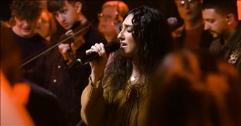 <p>Watch this powerful worship performance of the song 'Amazing Grace (My Chains Are Gone)' from Genavieve Linkowski and Metro Collective.</p>

<p>&lsquo;Amazing grace how sweet the sound</p>

<p>That saved a wretch like me</p>

<p>I once was lost, but now I'm found</p>

<p>Was blind, but now I see&rsquo;</p>

<p>What an incredible cover of this beautiful hymn. Genavieve Linkowski has an amazing voice, and listening to her sing 'Amazing Grace (My Chains Are Gone)' truly uplifts the soul.&nbsp;</p>

<p>&ldquo;Wow, I feel like I get a glimpse of Heaven every time I hear Genavieve sing,&rdquo; <a href="https://www.youtube.com/watch?v=7ksifOObND8">comments</a> one person on YouTube after watching the video.</p>

<p>&ldquo;Genavieve, your wholesome beauty and voice are angelic. When I hear you sing, I am transported into the eternal realm,&rdquo; <a href="https://www.youtube.com/watch?v=7ksifOObND8">writes</a> another person online.</p>

<p>Genavieve really does sing so faithfully and with so much passion. A display of true worship! According to her page, her faith and music are some of the most important things in her life.</p>

<p>&ldquo;I love Jesus &amp; I sing songs,&rdquo; she <a href="https://www.genavievemusic.com/about">writes</a>. &ldquo;My Life Goal: The chief end of man is to glorify God and enjoy Him forever.&rdquo;</p>

<p>In this video, Genavieve is singing alongside Metro Collective Worship, which is a new worship movement built in Detroit, Michigan.&nbsp;</p>

<p>&ldquo;We've tried to create music for the local church,&rdquo; <a href="https://www.metrocollectiveworship.com/about">shares</a> Metro Collective Worship on their page. &ldquo;Whether it's a few people raising their voice around a campfire - or thousands filling an arena... wherever the church gathers we are the bride praising the coming groom. Our hope is that these songs encourage entire churches and individuals that God is not done with us and that he is still worthy of our greatest attention and affection.&rdquo;</p>

<p>We hope that you enjoyed this wonderful collaboration between Genavieve Linkowski and Metro Collective with their cover of 'Amazing Grace (My Chains Are Gone).'&nbsp;</p>
