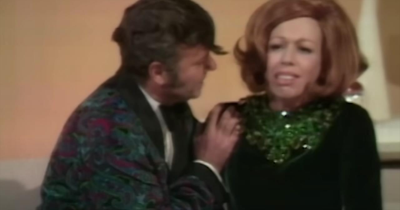 Despite Having the Flu, Carol Burnett Brings the House Down in Side-Splitting Skit