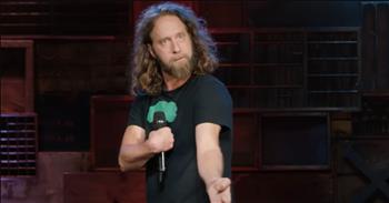 Comedian with Disability has Audience Roaring with Laughter